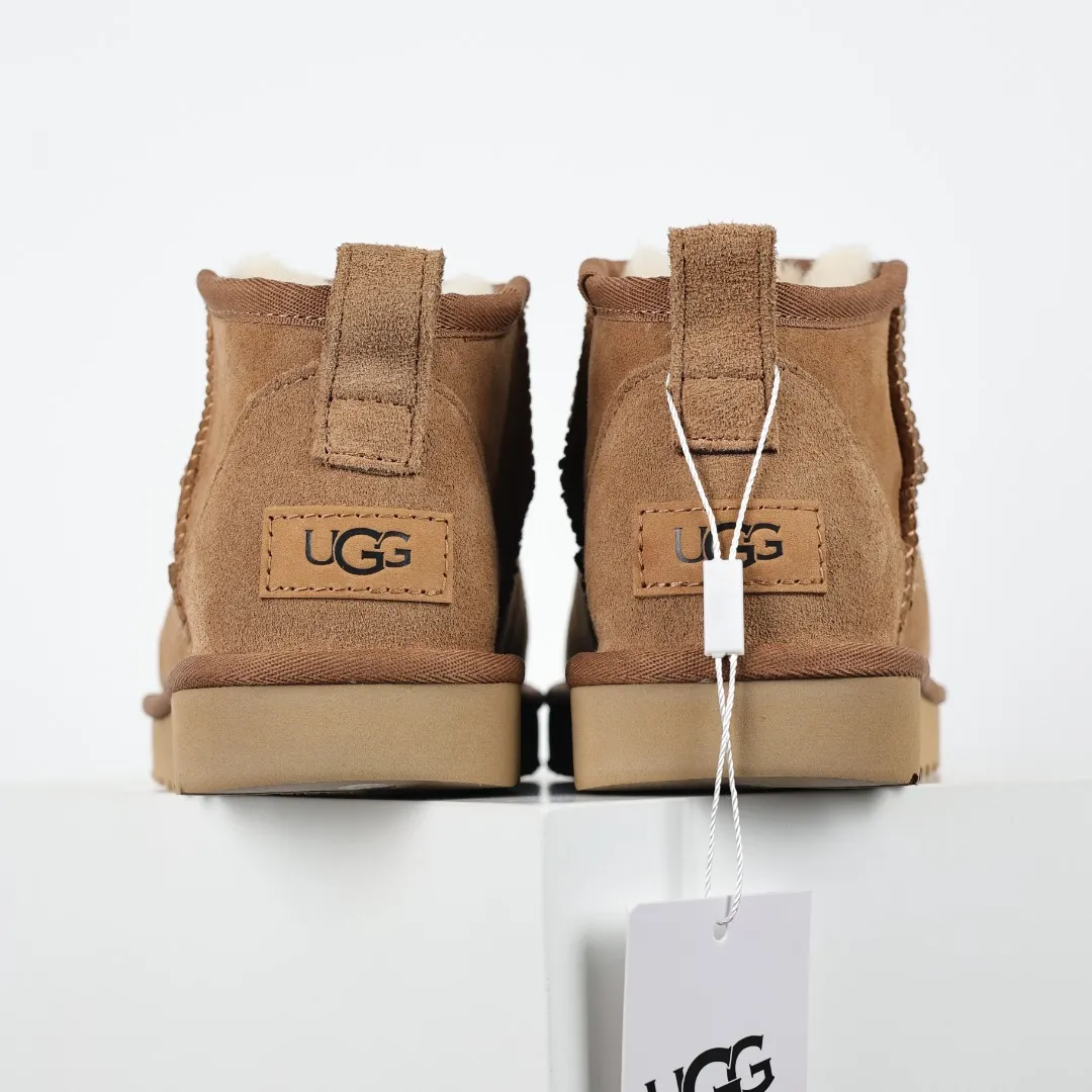 Pick up locally 💰520 Core recommendation Good price It is a very suitable choice for keeping warm in winter and at home. In the new year, uug launched a series of styles, which are partial to the preferences of young consumers and have also moved to the forefront of fashion trends. Shoe body material Water-repellent coated suede upper 17mm UGGPURE™ implantable wool insole Lightweight non-slip comfortable rubber outsole With brand LOGO trademark Comes with a full set of packaging Size: 35 36 37 38 39 40 41 42 43 44